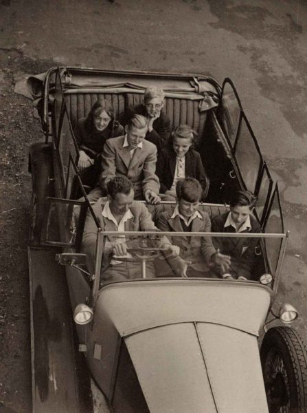 Benjamin Britten con i bambini del cast originale di 'Lets Make an Opera' - National Portrait Gallery